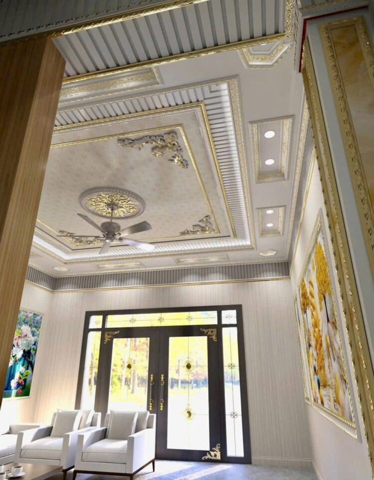 Chi tiết viền trần, hoa văn góc và hệ đèn.